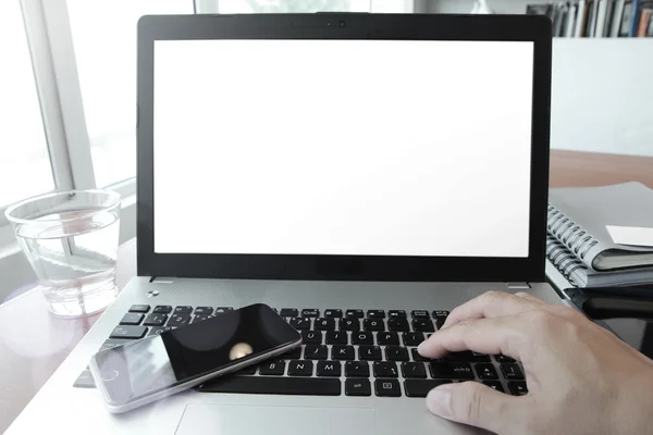 Nahaufnahme eines Geschäftsmannes, der an einem Laptop auf Holz arbeitet — Stockfoto