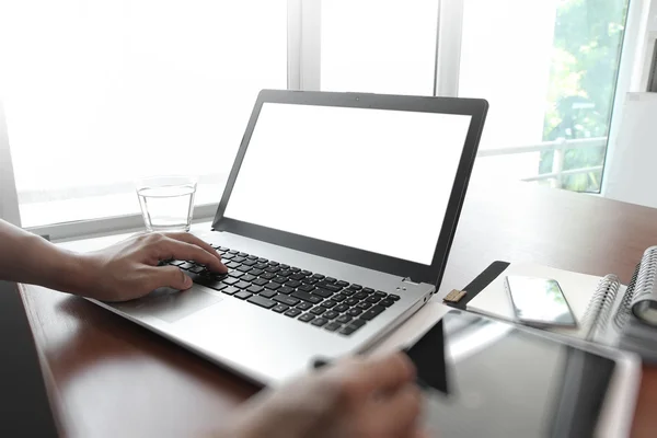 Ontwerper hand werken met naald en digitale Tablet PC en laptop — Stockfoto