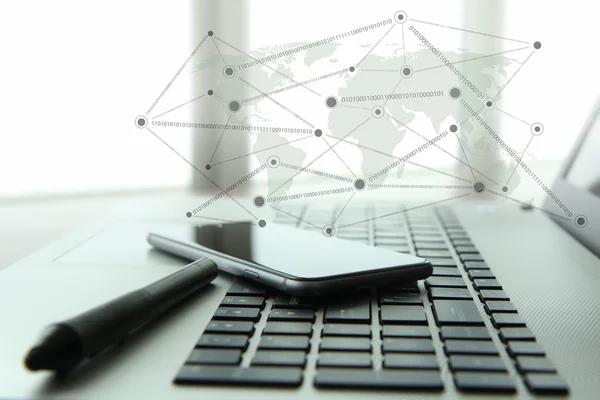 Laptop e telefone celular com diagrama de rede social em madeira de — Fotografia de Stock