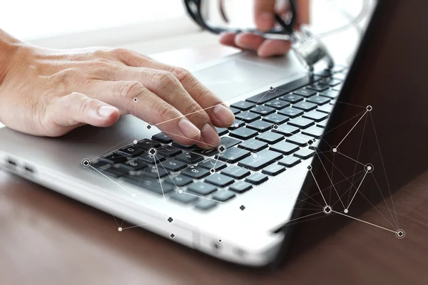 Médico que trabalha com computador portátil no escritório do espaço de trabalho médico — Fotografia de Stock