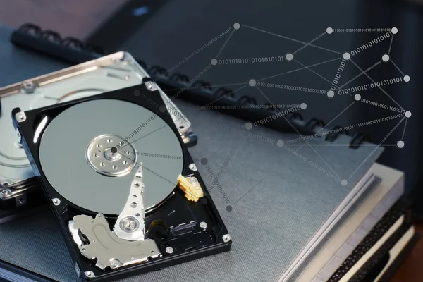 Zavřete otevřené počítačové pevného disku na stůl a notebook — Stock fotografie