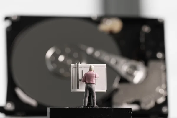 Big data konsep-miniatur insinyur bekerja dengan drafting tabel — Stok Foto