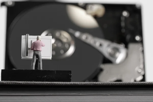 Engenheiro conceito-miniatura Big Data trabalhando com mesa de redação — Fotografia de Stock