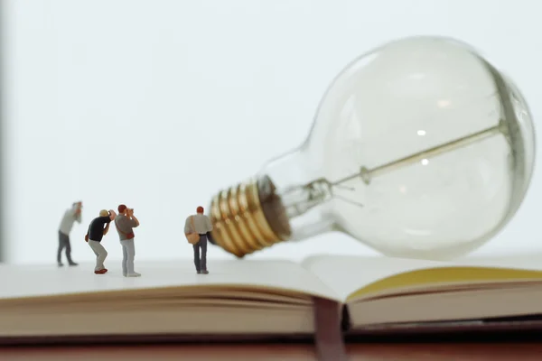 Concepto de idea creativa - fotógrafo en miniatura con estilo vintage — Foto de Stock