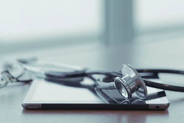 Studio macro of a stethoscope and digital tablet with shallow DO — Stock Photo, Image