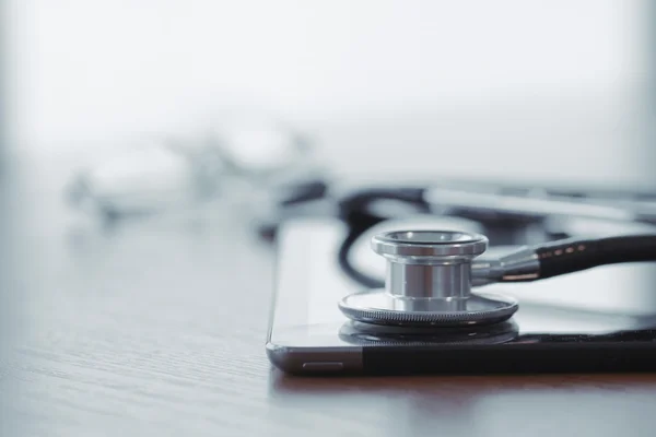 Studio macro of a stethoscope and digital tablet with shallow DO — Stock Photo, Image