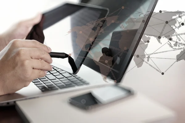 Бізнесмен рука працює з планшетом і ноутбуком на дерев'яному столі — стокове фото
