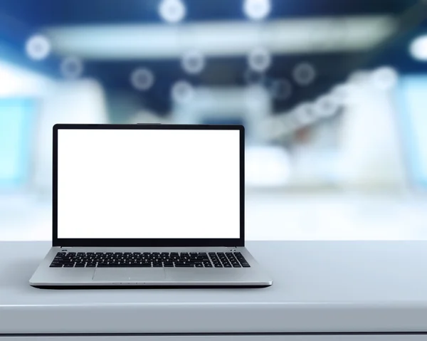 Ordenador portátil con pantalla en blanco en escritorio blanco con fondo borroso a — Foto de Stock