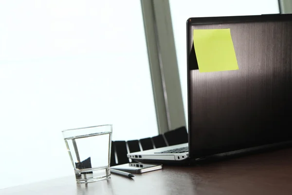 Tempat kerja kantor dengan laptop dan smartphone di meja kayu — Stok Foto