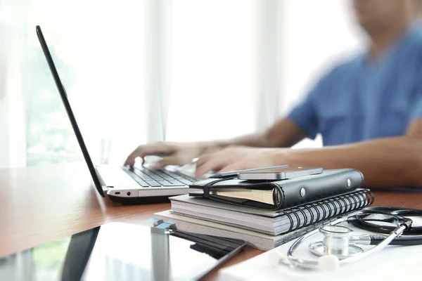 Médecin travaillant avec un ordinateur portable dans un bureau médical — Photo