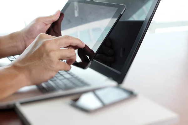 Homem de negócios mão trabalhando com tablet e laptop na mesa de madeira — Fotografia de Stock