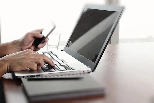 Close up of business man working on laptop computer on wooden de — Stock Photo, Image