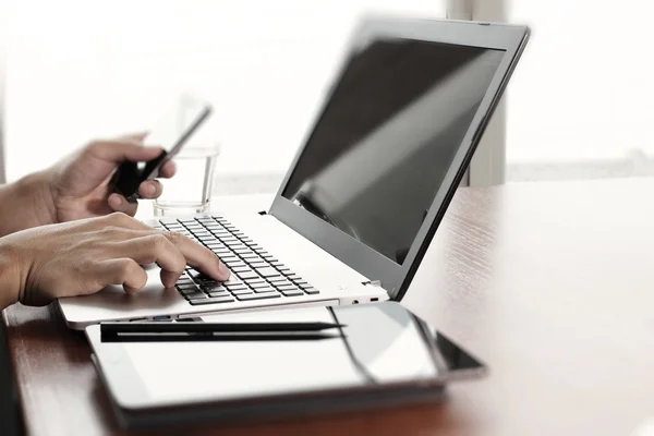 Close up of business man working on laptop computer on wooden de — Stock Photo, Image