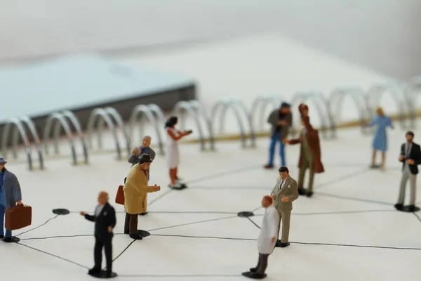 Primo piano di persone in miniatura con diagramma di social network aperto — Foto Stock