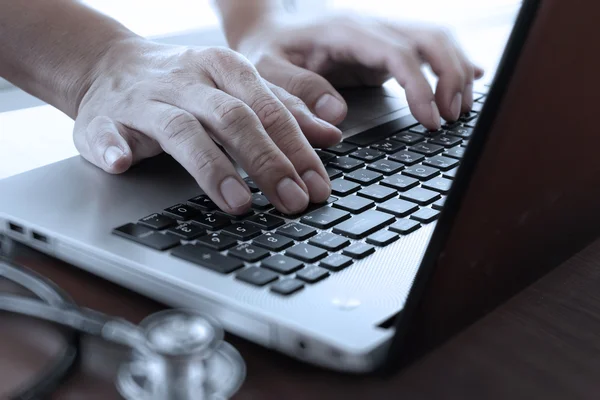 Close up van arts hand laptopcomputer gebruiken in office — Stockfoto