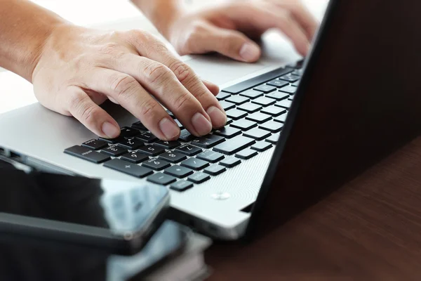 Close up of business man working on laptop computer on wooden de — Stock Photo, Image