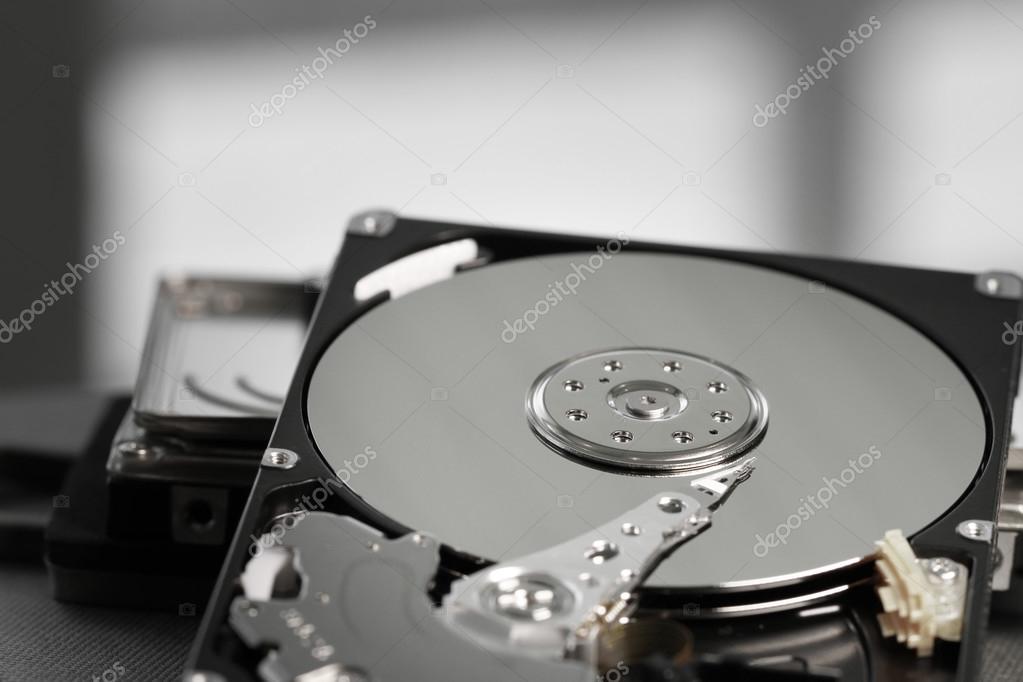 Gros Plan Du Disque Dur De L Ordinateur Ouvert Sur Le Bureau Et Le Portable Photographie Everythingposs C 71049069
