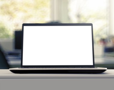 Laptop ile arka plan bulanık beyaz masa boş ekran ile bir