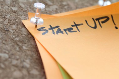 kadar yakın PIN üzerinde ve mantar pano ile yapışkan notu üzerinde kelime başlatmak