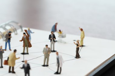Sosyal ağ diyagramı açık olan minyatür insanları kapat