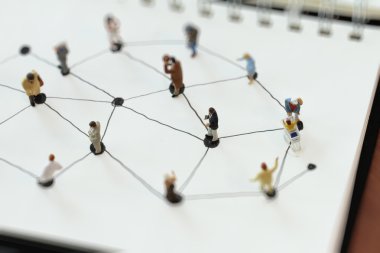 Sosyal ağ diyagramı açık olan minyatür insanları kapat