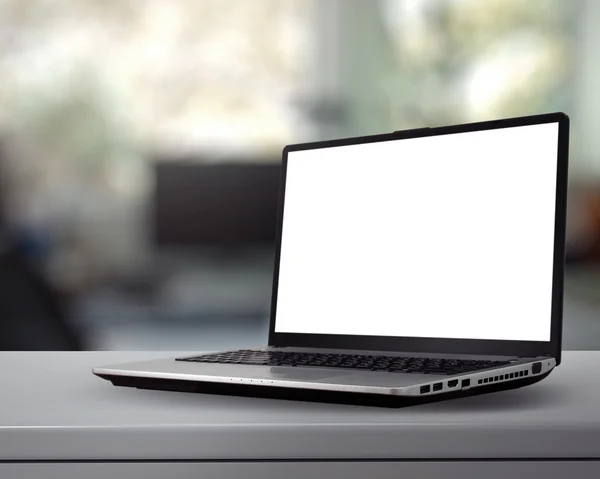 Laptop-val üres képernyő fehér íróasztal elmosódott háttér egy — Stock Fotó