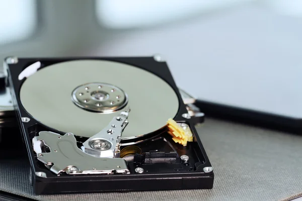 Fechar a unidade de disco rígido do computador aberto no notebook — Fotografia de Stock