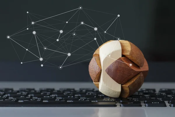 Globe tekstur kayu dengan diagram media sosial pada komputer jinjing — Stok Foto