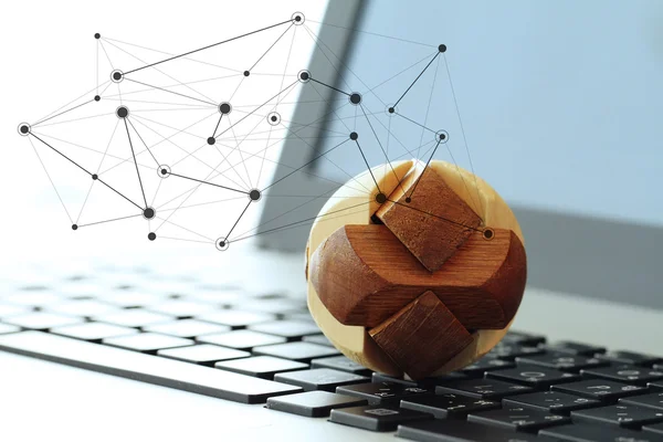 Globo de textura de madeira com diagrama de mídia social no laptop computar — Fotografia de Stock