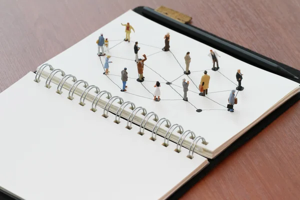 Menutup miniatur orang dengan diagram jaringan sosial pada saat terbuka — Stok Foto