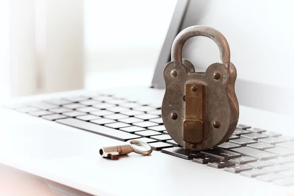 Internet concept de sécurité vieux cadenas et clé sur ordinateur portable — Photo