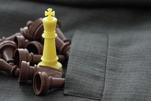 Közelkép a sakk ábra a ruha háttér stratégia vagy leadersh — Stock Fotó