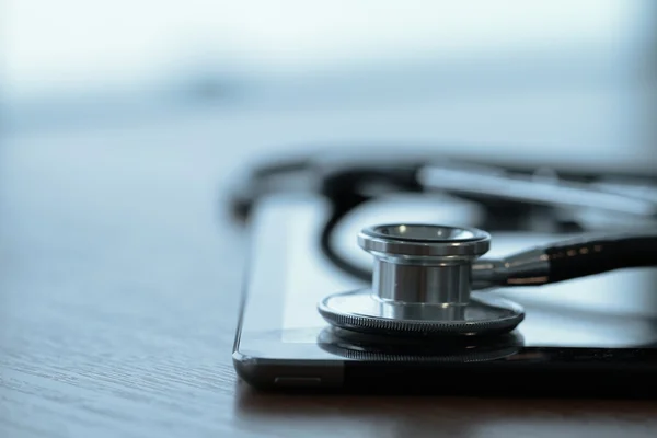 Studio macro of a stethoscope and digital tablet with shallow DO — Stock Photo, Image