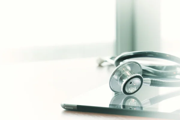 Studio macro of a stethoscope and digital tablet with shallow DO — Stock Photo, Image