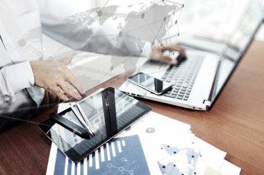 Ofis Masaları dijital tablet ve adam w ile iş belgeleri