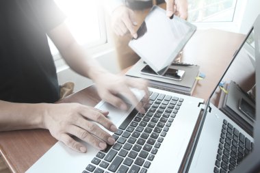 ofis masaları ile akıllı telefon ve dizüstü c üzerindeki iş belgeler