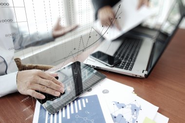 ofis masaları ile akıllı telefon ve dijital iş belgeleri 