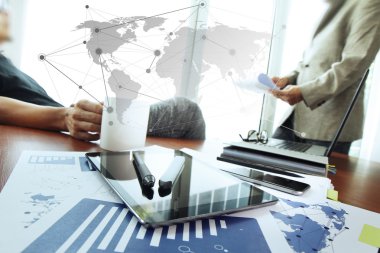 ofis masaları ile akıllı telefon ve dijital iş belgeleri 