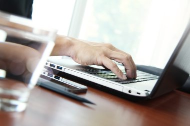 Genç yaratıcı tasarımcı el laptop ile office co olarak çalışan