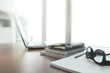 ofis masaları ile akıllı telefon ve dijital iş belgeleri 