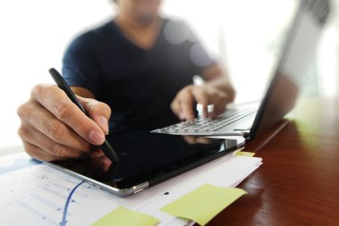 Genç yaratıcı tasarımcı adam ofis ve sosyal ağ çalışma