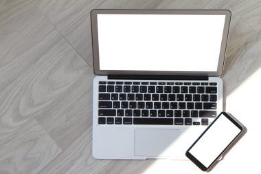 boş ekran dizüstü bilgisayar ile akıllı telefon üzerinde ahşap masam 