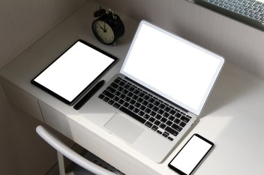 boş ekran dizüstü bilgisayar ve akıllı telefon ve dijital tablet 