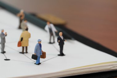 Sosyal ağ diyagramı açık olan minyatür insanları kapat