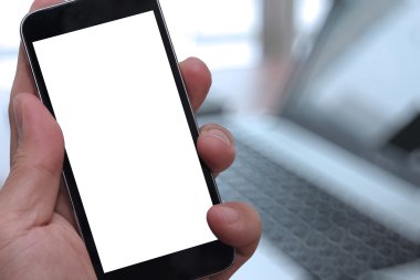 Boş ekran akıllı telefon ile bulanık tutan el portre