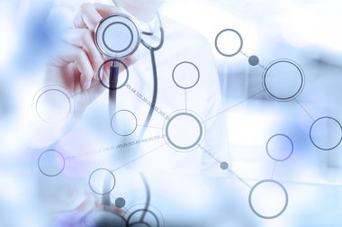 Tıp doktoru el m olarak modern bilgisayar arayüzü ile çalışma