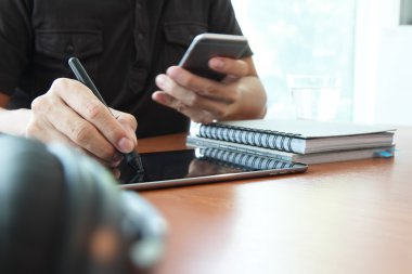 Genç yaratıcı tasarımcı adam ofis ve sosyal ağ çalışma