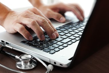 Dizüstü bilgisayar tıbbi çalışma alanı Office ile çalışan doktor 