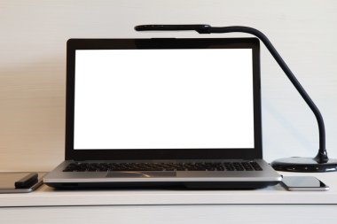 boş ekran dizüstü bilgisayar ile masa lambası var ahşap masanın üzerinde bir