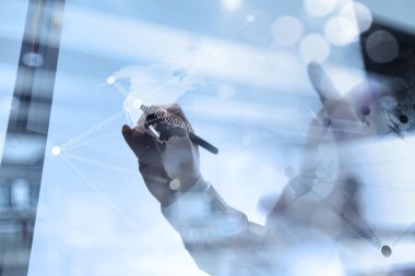 Yeni modern bilgisayar ile birlikte çalışma işadamı çift pozlama 